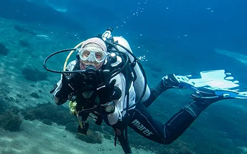 DRY SUIT DIVER